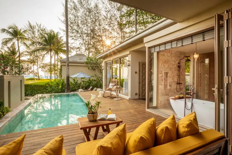 Espace de détente extérieur avec petite piscine et salon confortable.