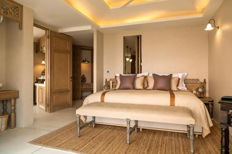 Une chambre lumineuse avec un grand lit et une décoration soignée.