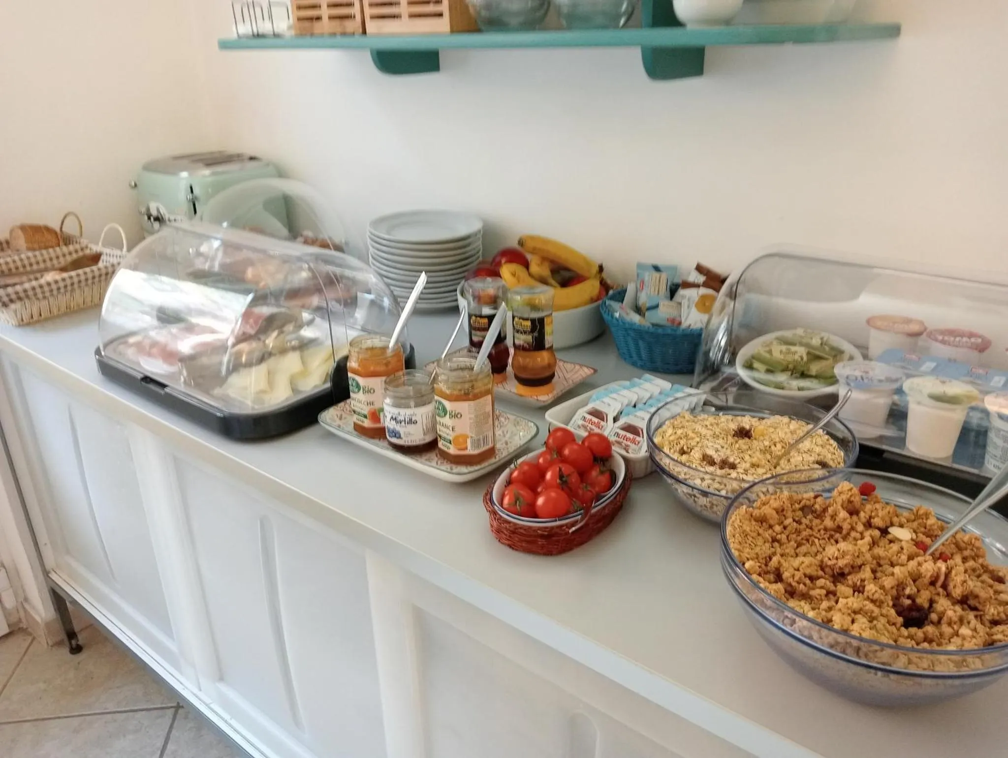 Un buffet propose des viennoiseries, des fruits et des confitures.