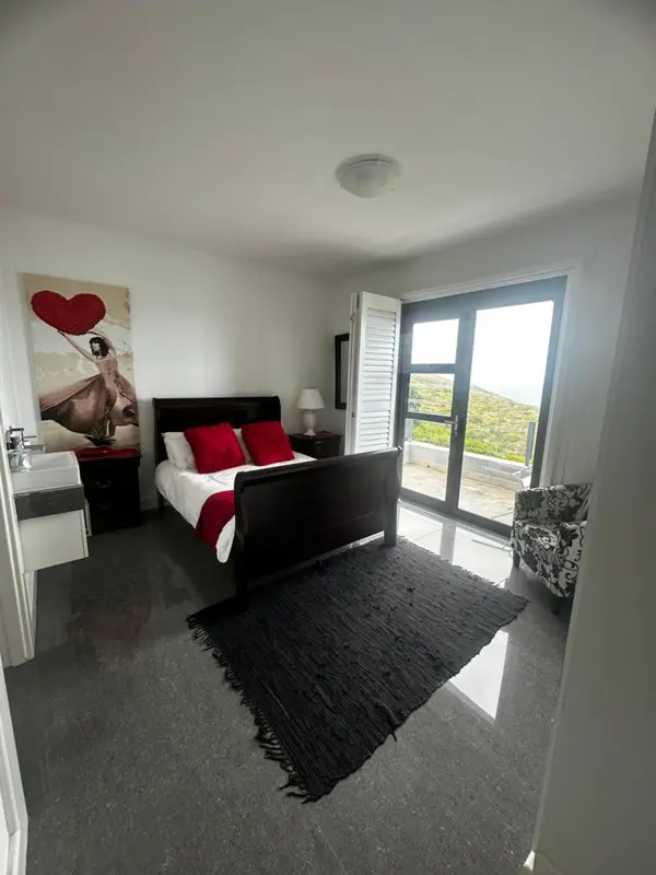 Chambre avec un lit et une vue sur un paysage montagneux.