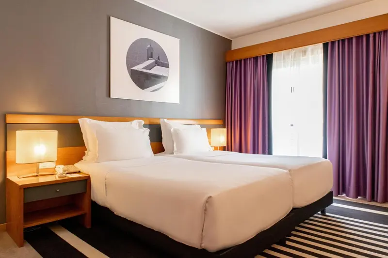 Une chambre d'hôtel avec deux lits simples et une décoration moderne.