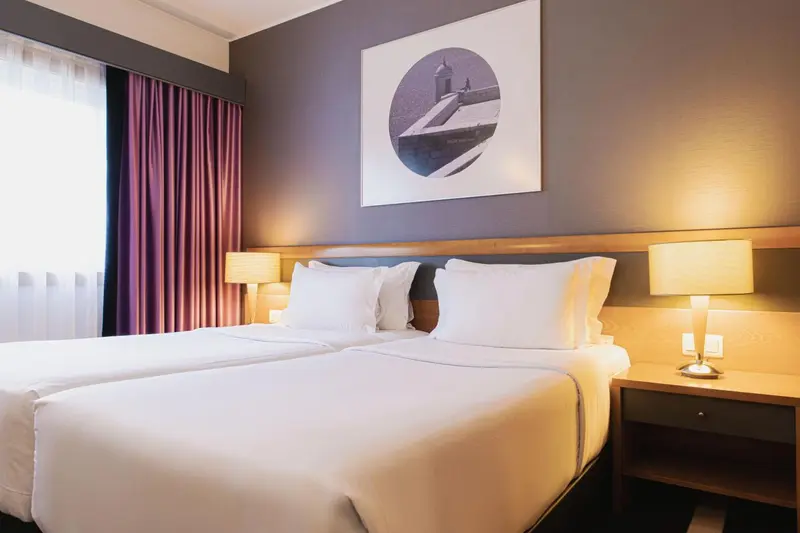 Une chambre d'hôtel avec un grand lit et une décoration murale.