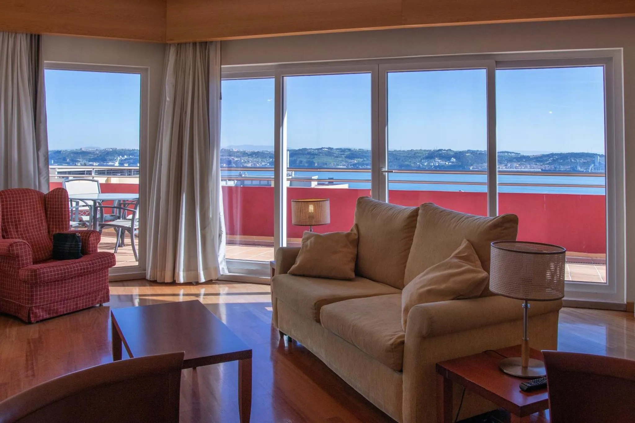 Un salon lumineux s'ouvre sur une terrasse avec vue sur la mer.