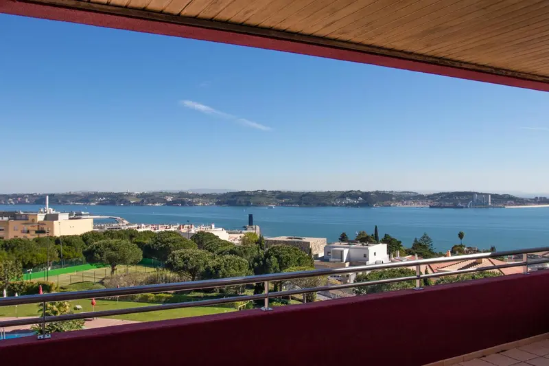 Vue dégagée sur la mer et la côte depuis un balcon.
