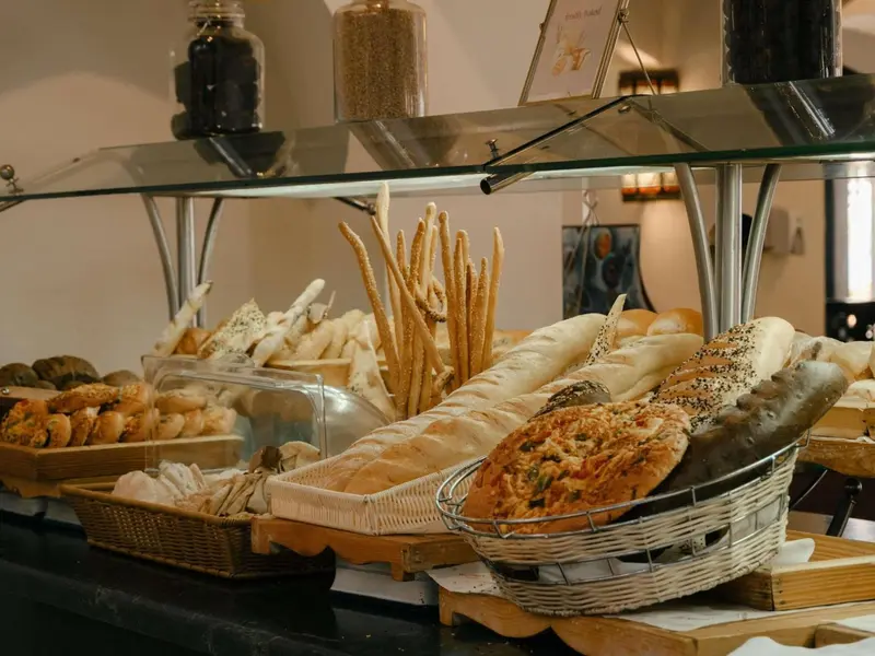 Présentation de pains et de viennoiseries sur un buffet.