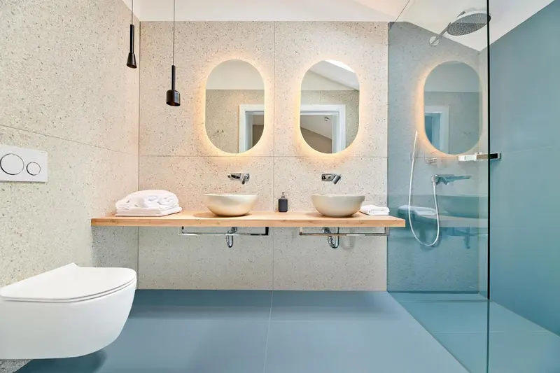 Une salle de bain moderne avec deux vasques et une douche à l'italienne.