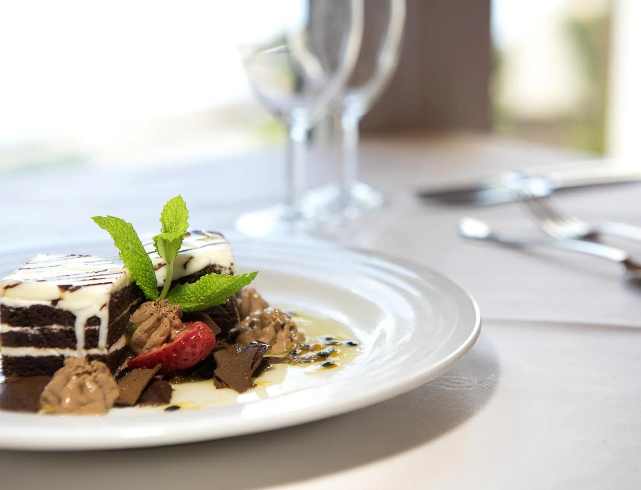 Une assiette de dessert au chocolat est présentée sur une table.