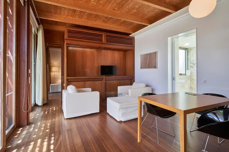 Espace de vie intérieur avec canapés et table à manger.