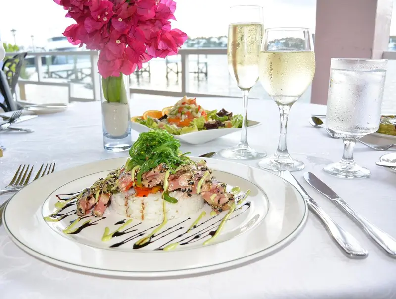 Une table dressée avec des plats raffinés et des boissons fraîches.
