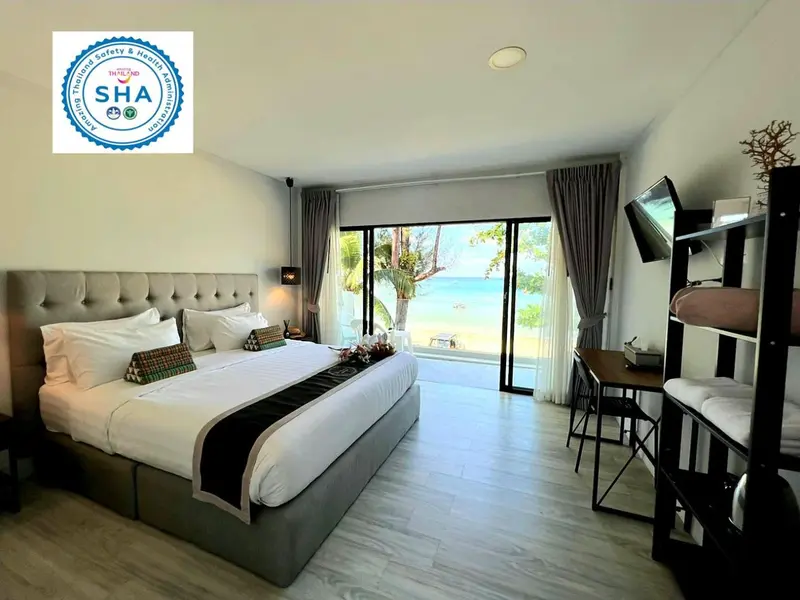 Une chambre lumineuse avec un grand lit et vue sur la mer.