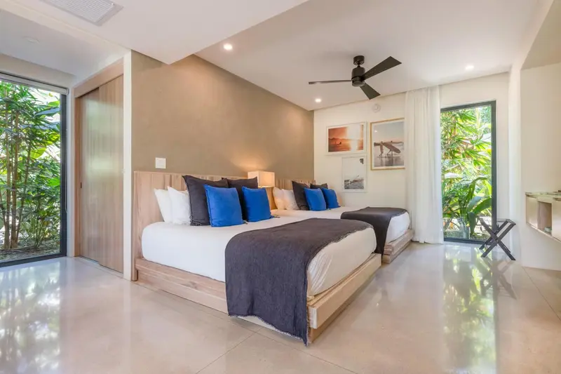 Une chambre lumineuse avec un grand lit et un décor sobre.