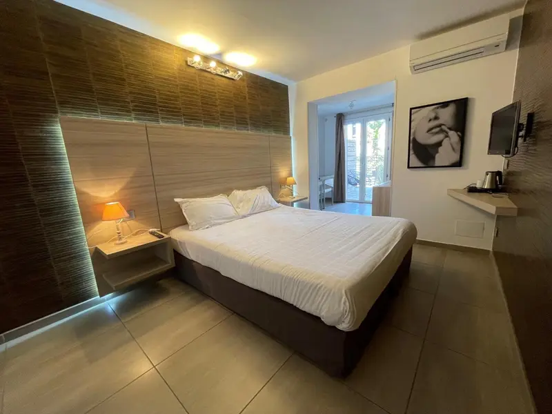 Une chambre lumineuse avec un grand lit et une décoration moderne.