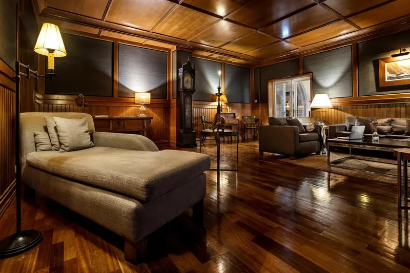 Un salon chaleureux avec des canapés et des fauteuils en cuir.