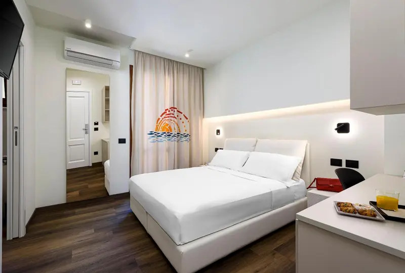 Une chambre lumineuse avec un grand lit et une décoration sobre.