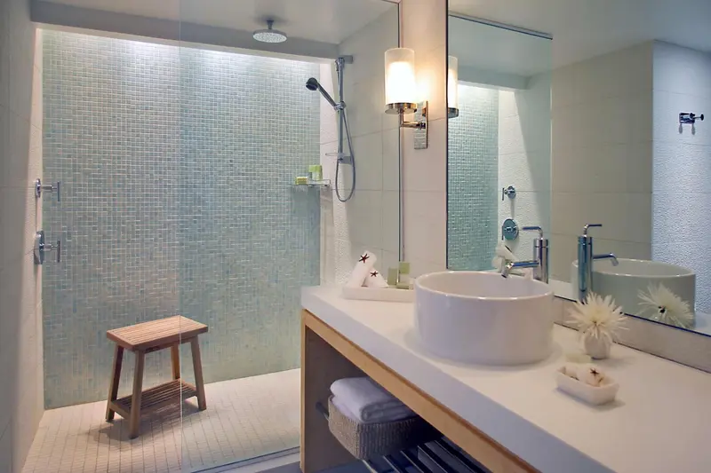 Une salle de bain moderne avec douche à l'italienne et vasque sur meuble.