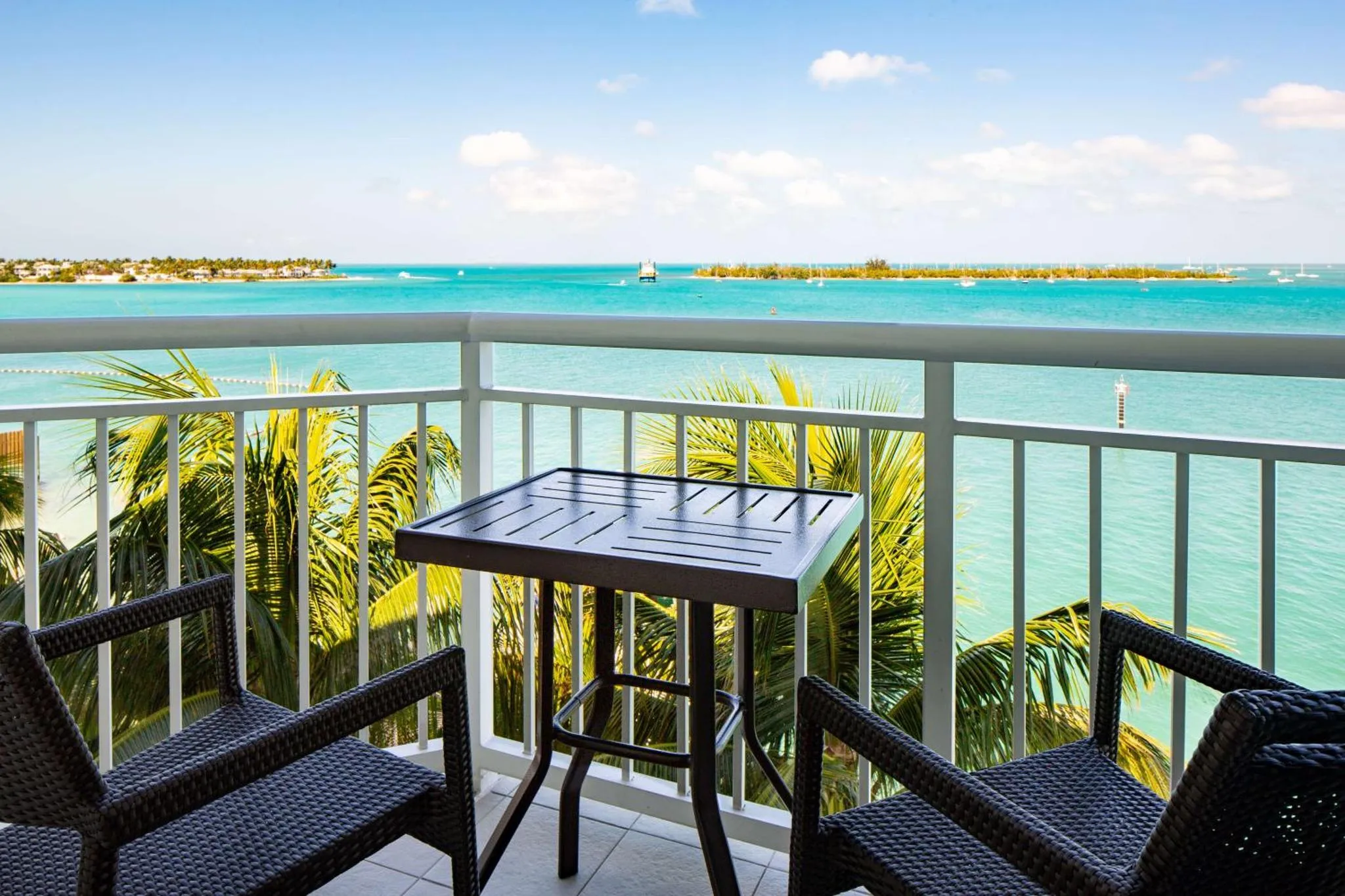 Terrasse avec mobilier d'extérieur donnant sur la mer.