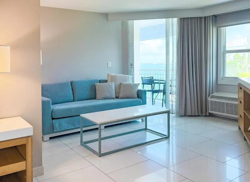 Un salon lumineux s'ouvre sur une terrasse avec vue sur la mer.