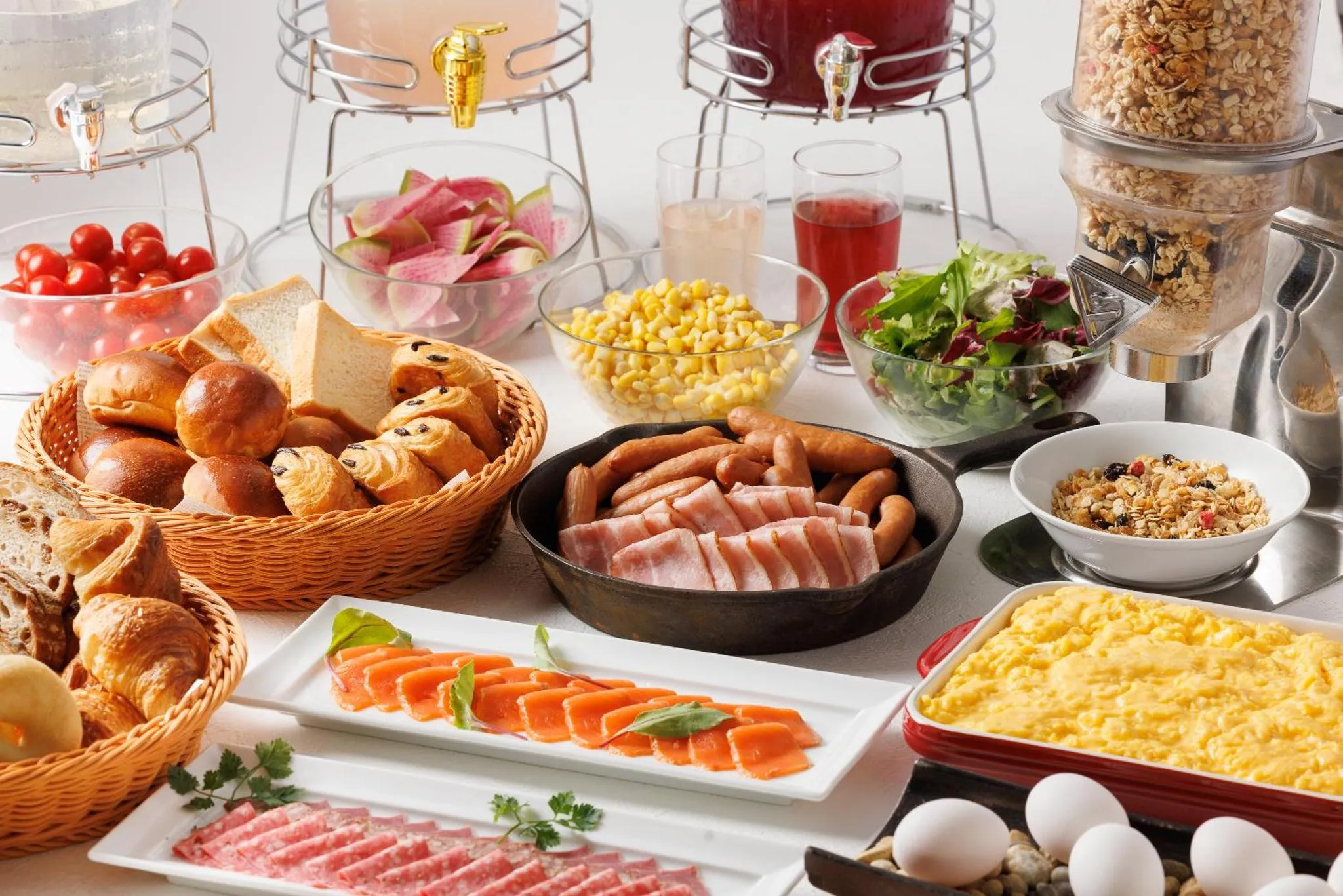 Un buffet propose une variété de plats sucrés et salés pour le petit-déjeuner.