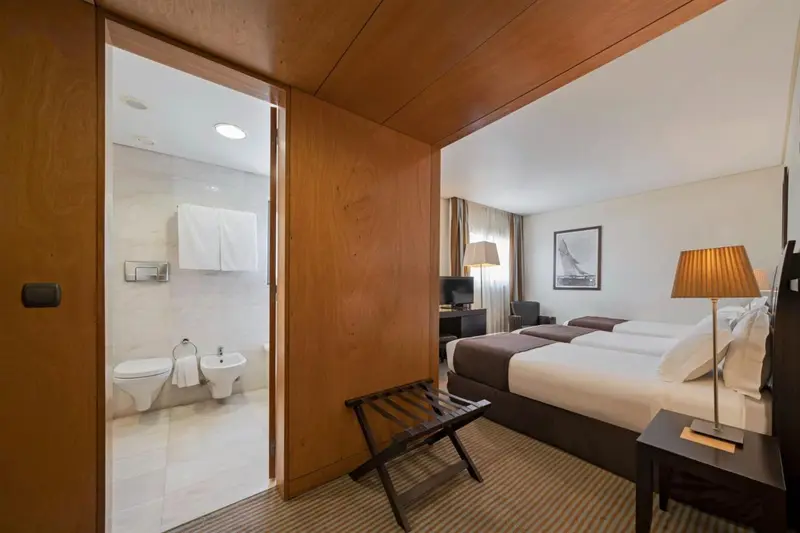Une chambre avec un lit et un accès à une salle de bain.