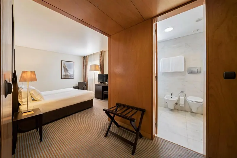 Une chambre lumineuse avec un lit et un accès à une salle de bain.