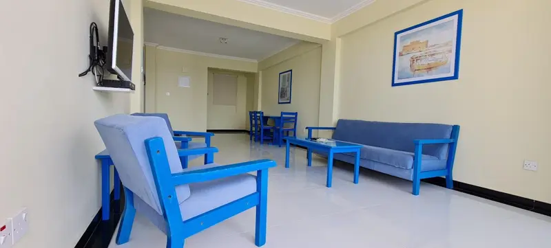 Un espace de séjour lumineux avec canapés et table basse.