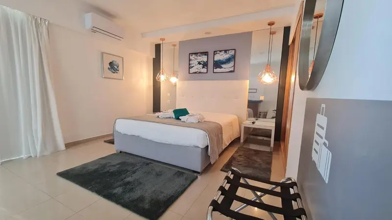 Une chambre lumineuse avec un grand lit et une décoration moderne.