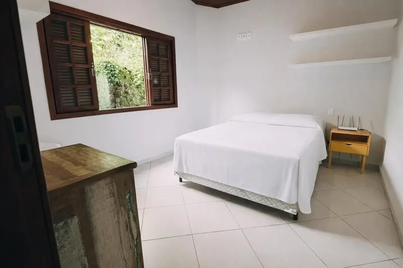 Une chambre lumineuse avec un lit simple et une fenêtre.