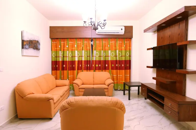 Un salon chaleureux avec deux canapés et une décoration colorée.
