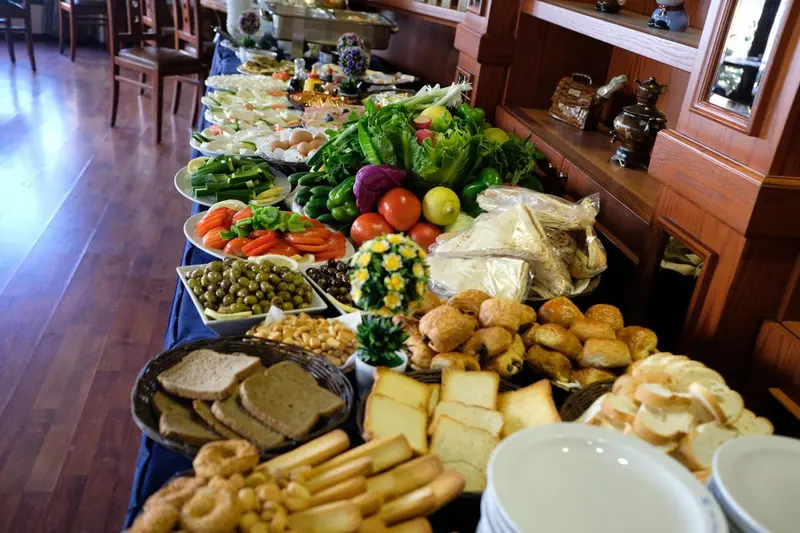 Un buffet généreux propose une variété de pains, de fromages, de légumes frais et de pâtisseries.