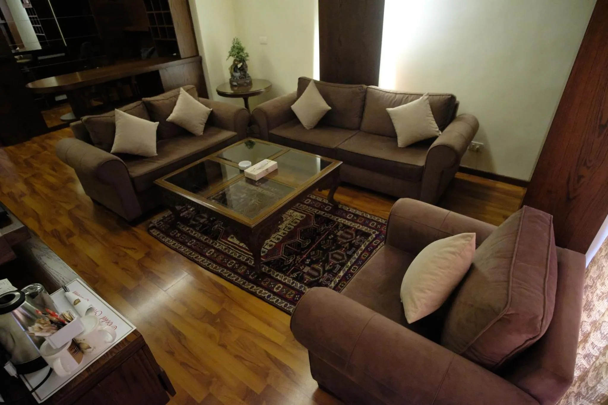 Un espace de détente intérieur avec canapés et table basse.