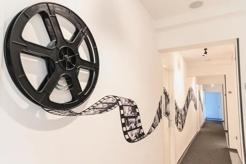 Décoration murale représentant une bobine de film et une bande de pellicule.
