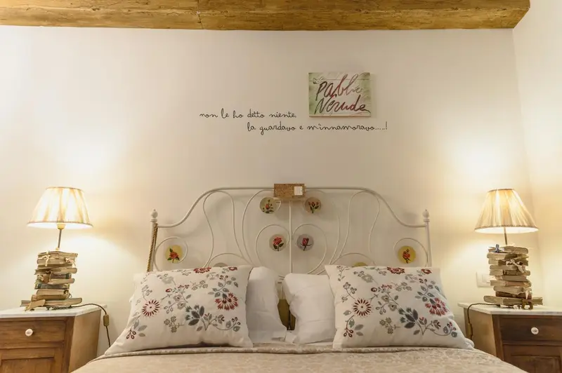 Une chambre à coucher avec un lit à baldaquin décoré de fleurs et deux lampes de chevet.
