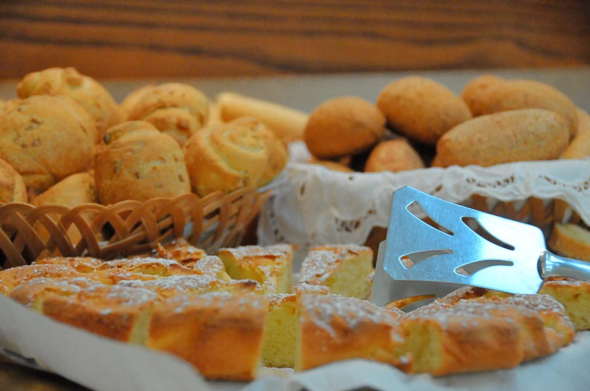 Assortiment de viennoiseries et de pâtisseries présentées sur un buffet.