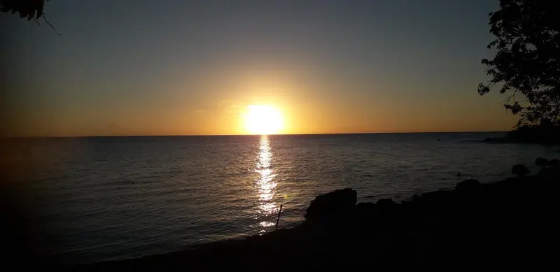 Le soleil se couche sur une mer calme et paisible.