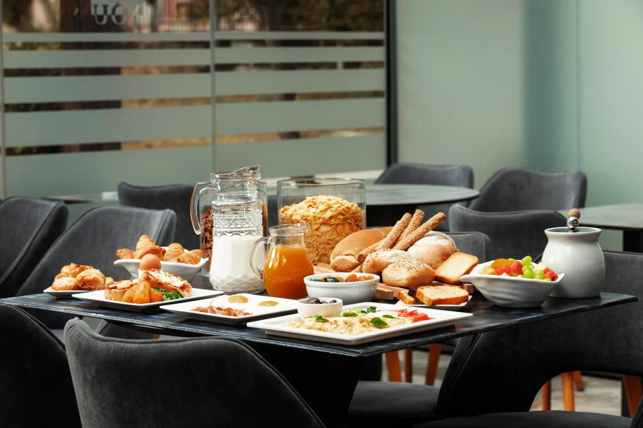 Une table est dressée avec un copieux petit-déjeuner.