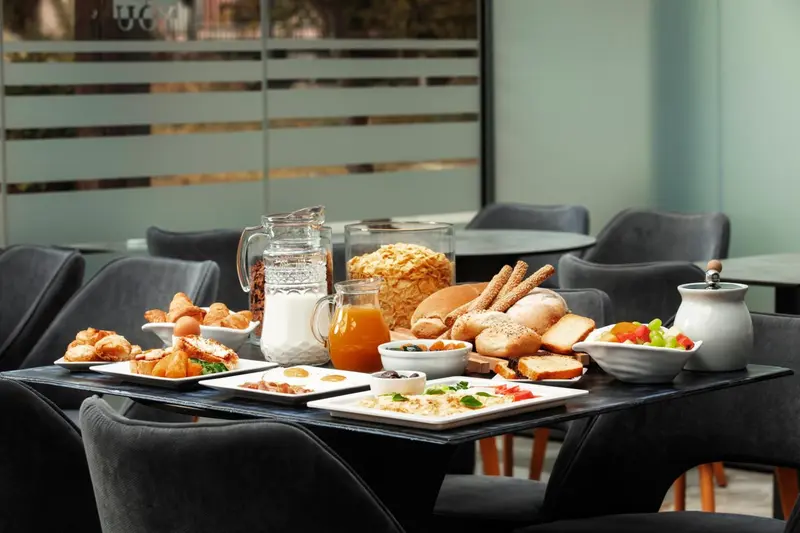 Une table est dressée avec un copieux petit-déjeuner.