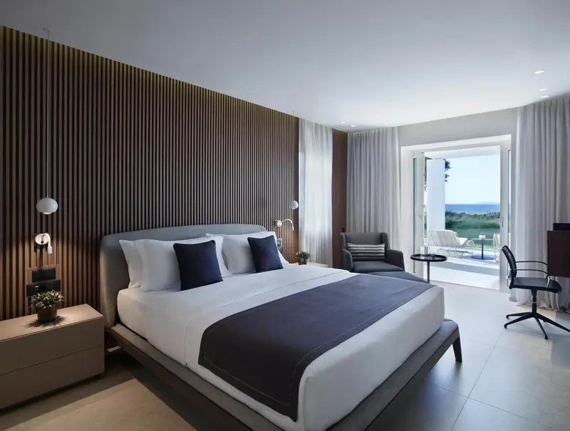 Une chambre moderne avec un grand lit et une vue sur la mer.