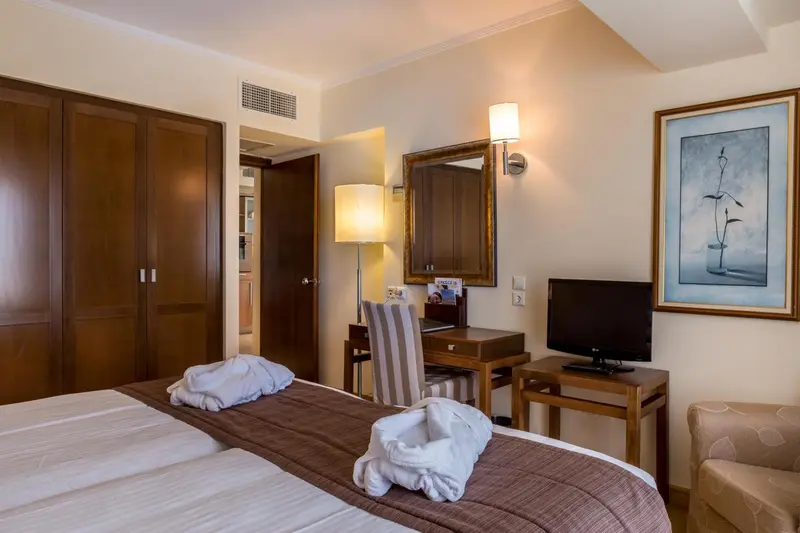 Une chambre d'hôtel avec un lit double et un bureau.