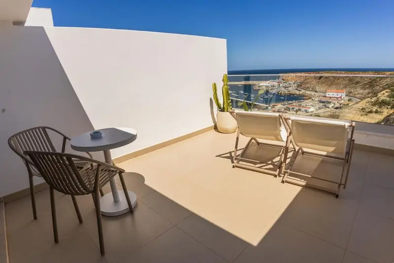 Terrasse avec mobilier d'extérieur et vue sur la côte.