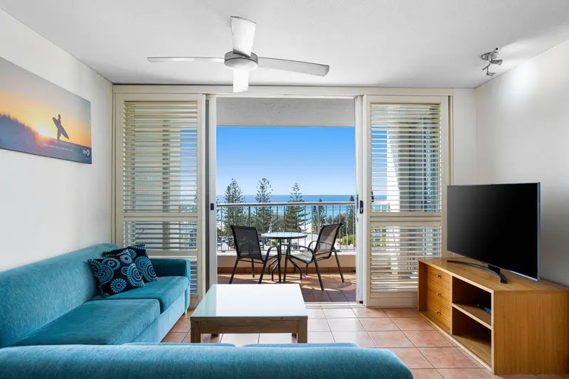 Un salon lumineux s'ouvre sur une terrasse avec vue sur la mer.