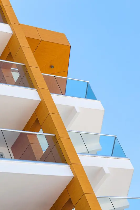 Architecture moderne avec des balcons et des lignes diagonales.