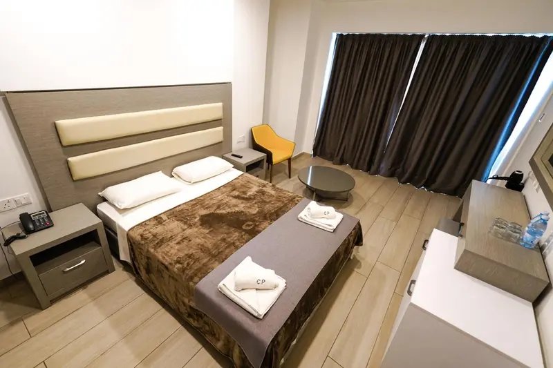 Une chambre d'hôtel avec un grand lit et une décoration sobre.