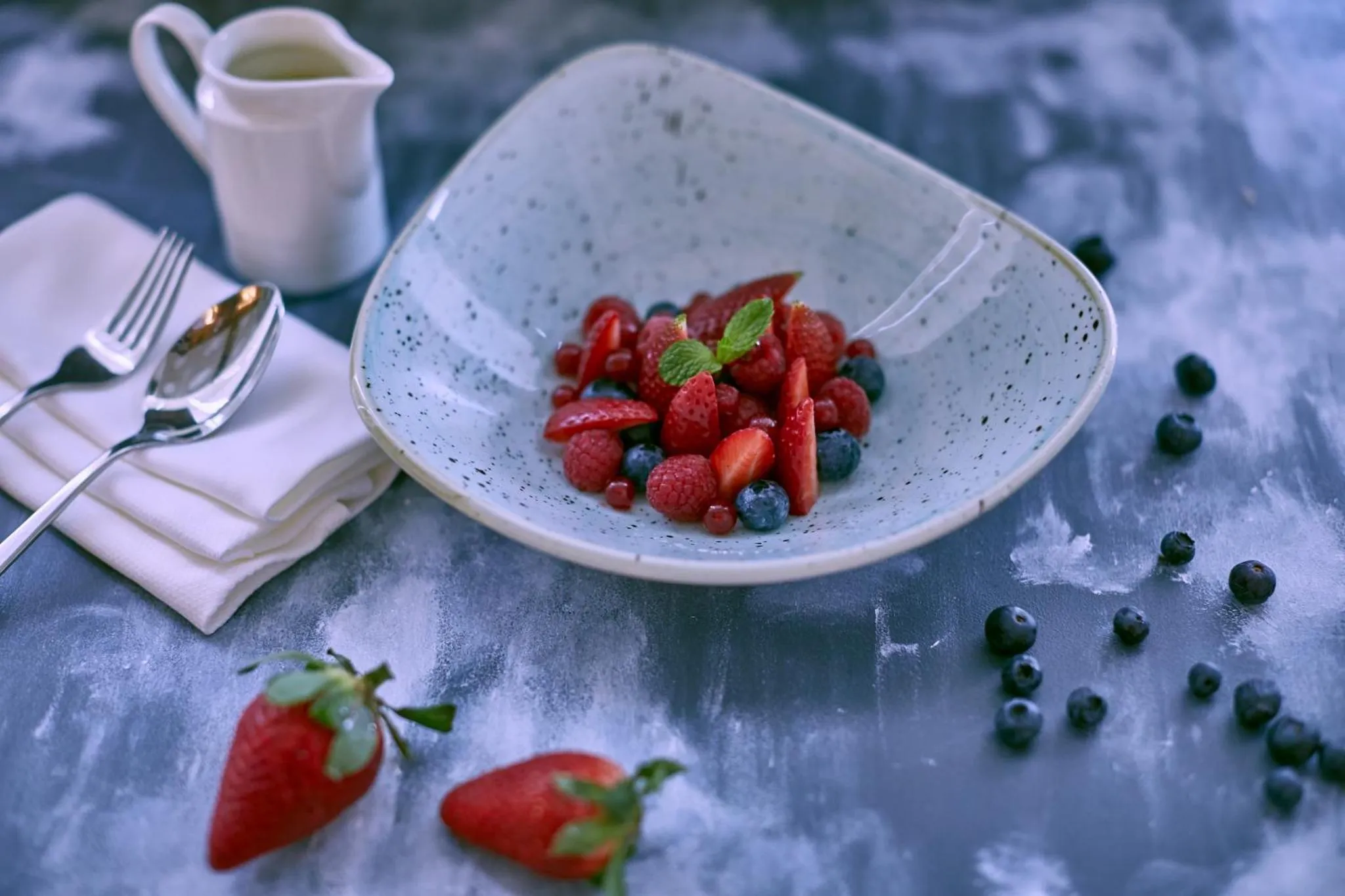 Assiette de salade de fruits frais avec des baies et de la menthe.