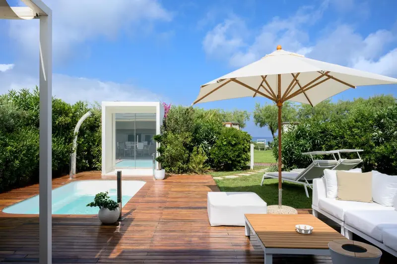 Terrasse en bois avec piscine et mobilier d'extérieur.