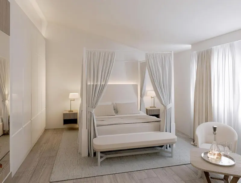 Une chambre lumineuse avec un lit à baldaquin et une table basse.