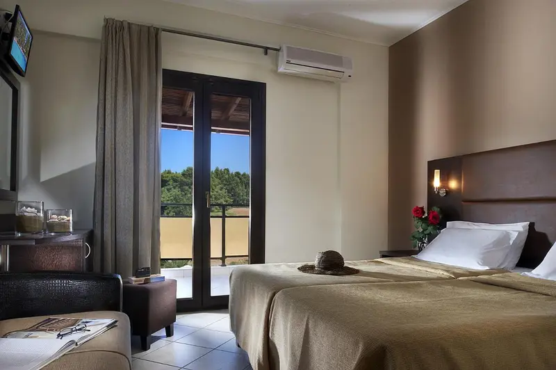 Une chambre lumineuse avec un lit double et un accès à une terrasse.