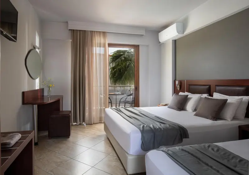 Une chambre lumineuse avec un grand lit et un accès à une terrasse.