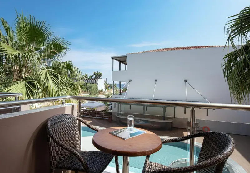 Terrasse avec mobilier et vue sur la végétation.