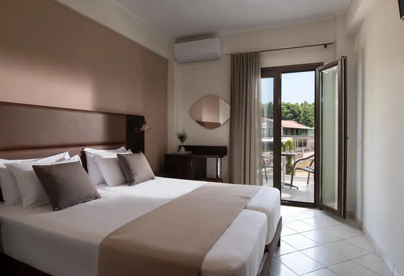 Une chambre avec un grand lit et un accès à une terrasse.