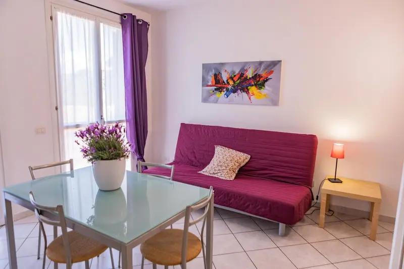 Un espace de vie lumineux avec un canapé et une table à manger.